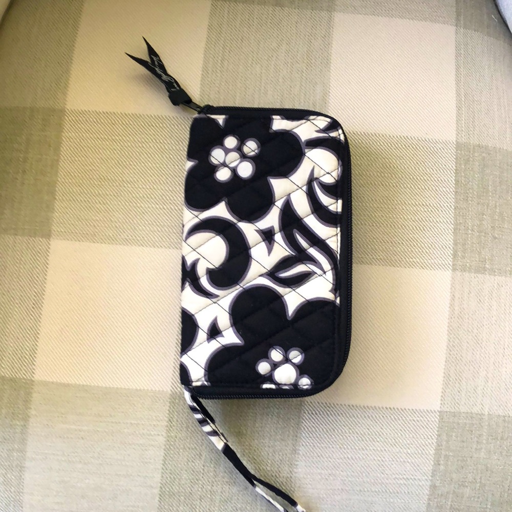 EUC Vera Bradley zip up wallet.